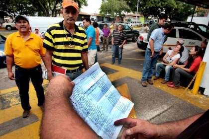 Colas hasta de tres días para comprar una batería