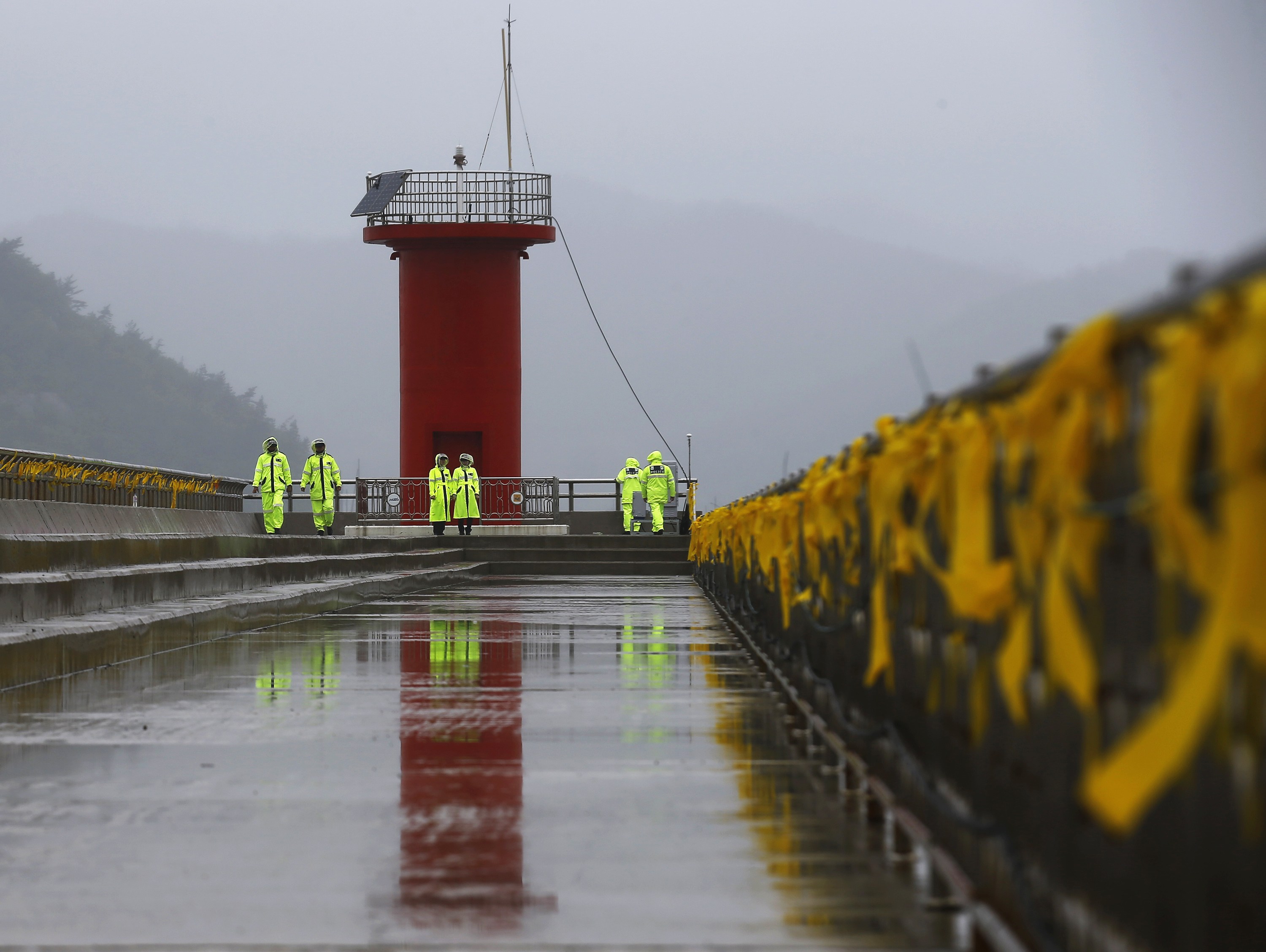 Casi 100 personas que viajaban en ferry surcoreano siguen desaparecidas