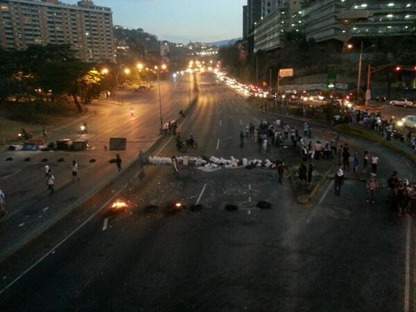 Permanece cerrado el paso hacia la autopista Prados del Este (Fotos)