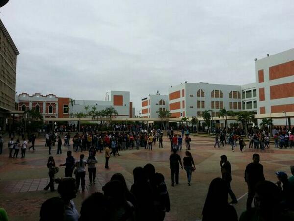 Estudiantes se concentran en la plazoleta de la Urbe este #16M (Fotos)