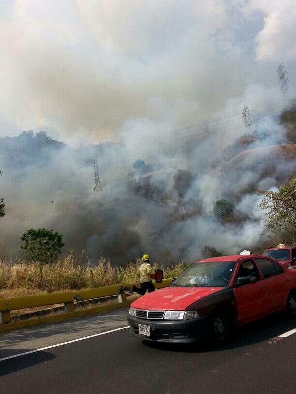 Bomberos atienden incendio en El Ávila a la altura de San Bernardino (Fotos)