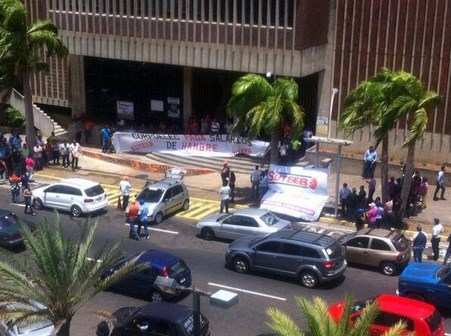 Trabajadores del sector eléctrico protestan en la sede de Corpoelec (Foto)