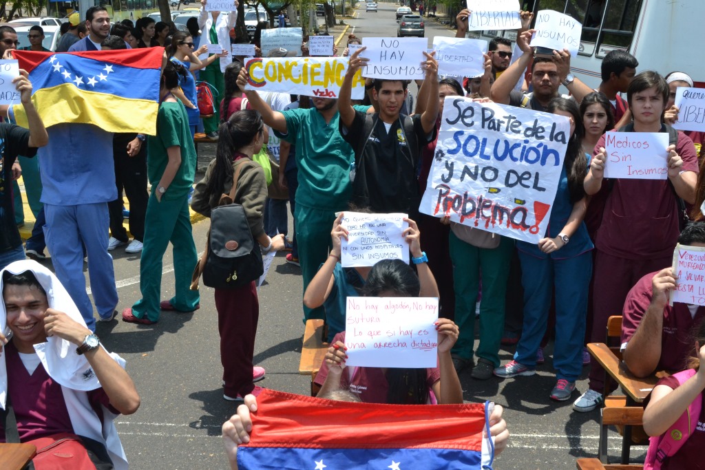 Estudiantes de Medicina de LUZ se suman a las protestas de calle (Fotos)