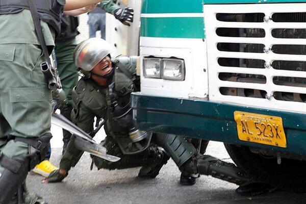 El preciso instante cuando el autobús pisó al GNB (FOTO)