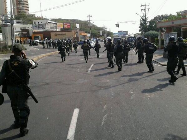 GNB quita banderas de Venezuela colgadas en edificios de Maracaibo (Foto)