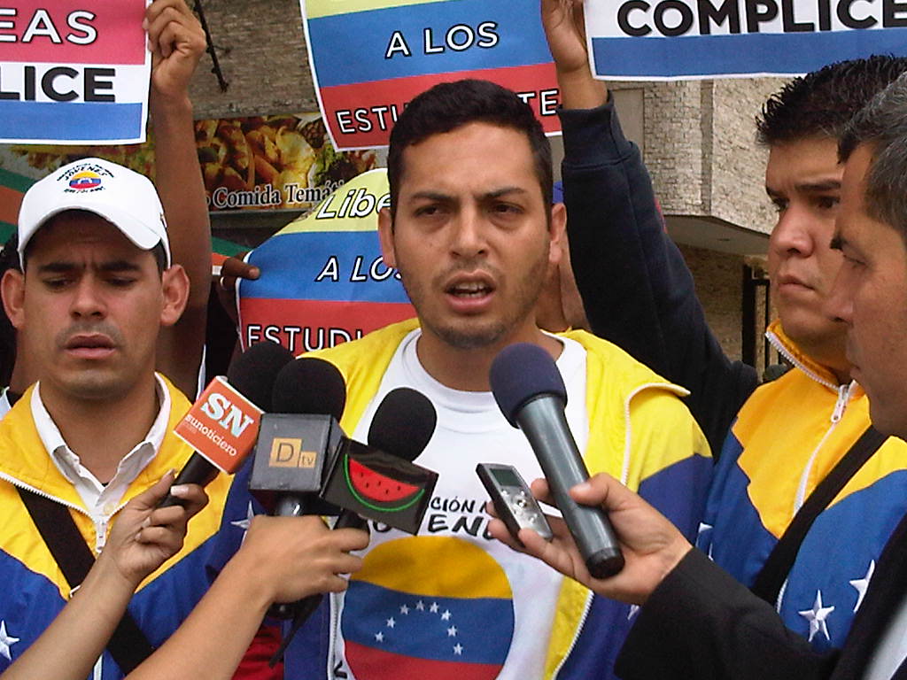 Jóvenes venezolanos se plantan en la Embajada de Costa Rica en Caracas (Fotos)