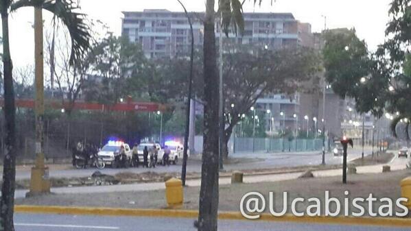 Patrullas de la PNB a las afueras de la Ucab (Foto)