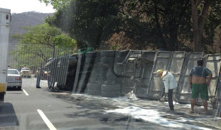 Fuerte congestionamiento en la ARC por gandola volcada