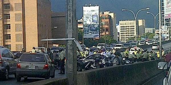 Fuerte cola en la Autopista Prados del Este