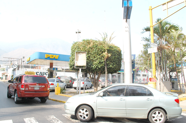 Día y medio recorriendo estaciones de servicios para echar gasolina