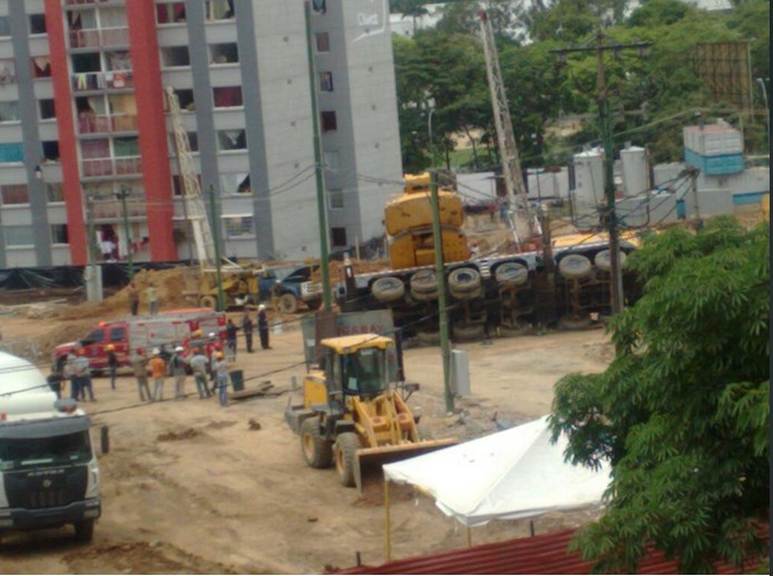 Se volteó una grúa de la Misión Vivienda en Fuerte Tiuna (Foto)