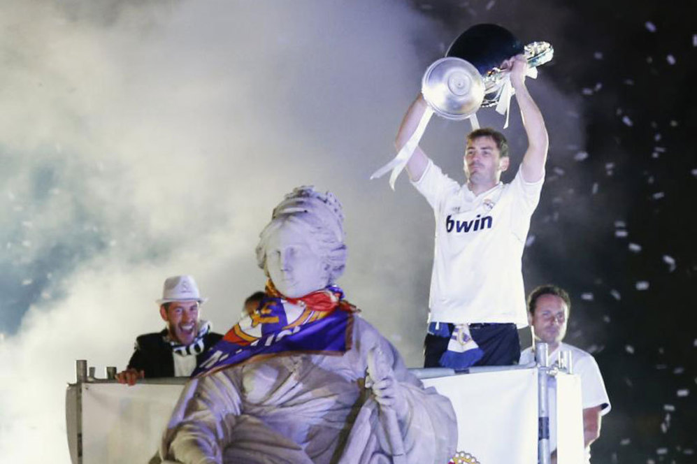 Iker Casillas canta feliz y ebrio en Las Cibeles (Video)