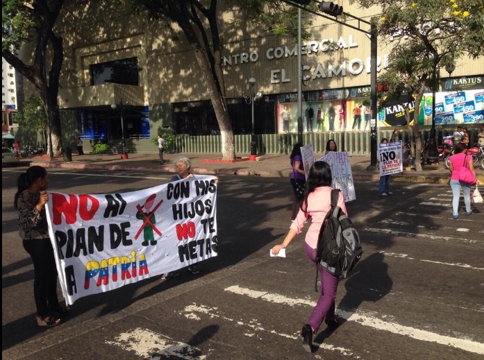 Pancartazo y volanteo en la avenida Bolívar de Valencia (Fotos)