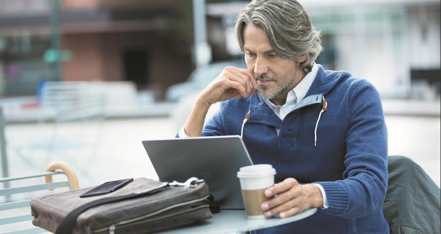 ¿Lees a través del teléfono o la tablet? Estos son consejos para no dañar tus ojos