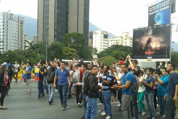 Estudiantes de la Ucab cierran el paso en la autopista Francisco Fajardo (Fotos)