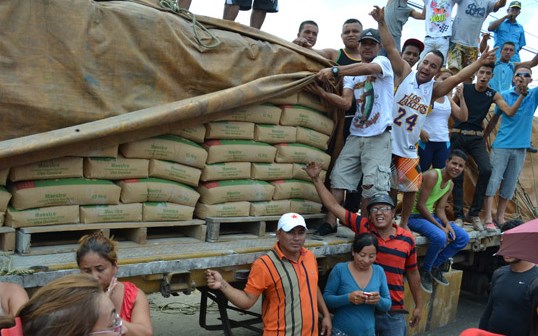 Vecinos secuestraron gandola de cemento, por no vender a precio regulado (Foto)