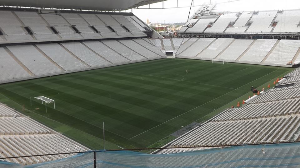 Brasil corre para terminar el estadio inaugural del Mundial 2014