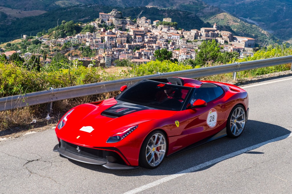 Automóviles que deseas: El único Ferrari F12 TRS que existe (recién salido del horno)