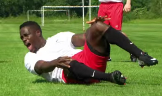 Fabricante de condones hace un llamado a no fingir en la cancha de fútbol (video)