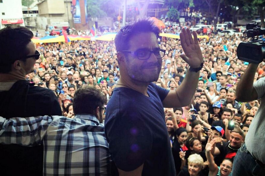 Bajo la lluvia todo el apoyo a Luis Chataing en la plaza Alfredo Sadel (Fotos + video)