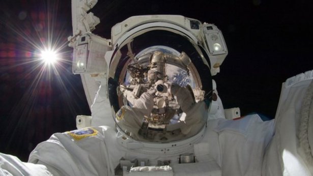 Selfie espacial. Tomada por el astronauta canadiense Chris Hadfield, que comandó la Expedición 35 a bordo de la Estación Espacial Internacional