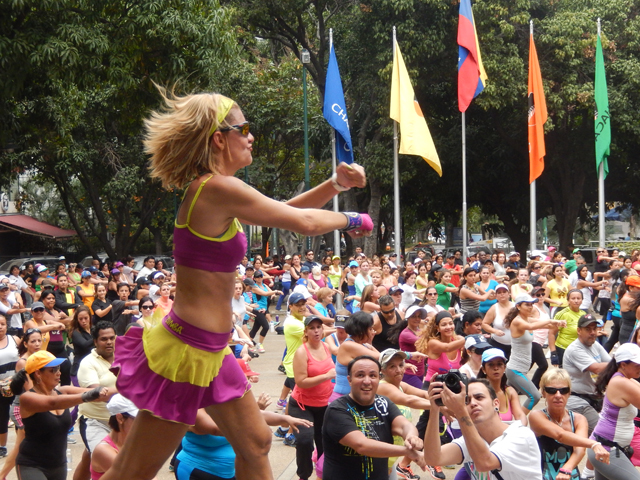 Clase de Zumba para los papás en su día