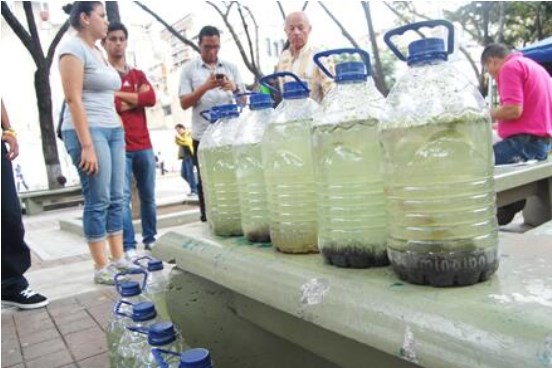 Así sale el agua en Mañongo (Foto)