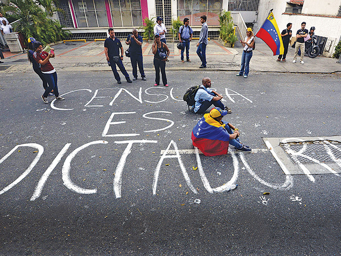 ¿Personas detenidas?… en esa línea los asesinatos son “encuentros fortuitos con balas” y el hambre es “dieta espontánea”