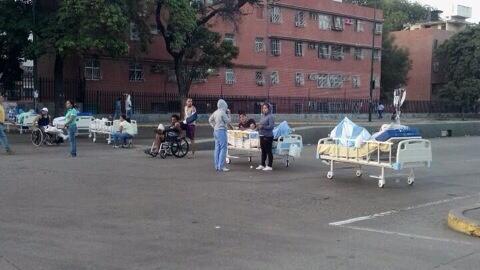 Reportan protesta de pacientes en el Hospital de Coche (Fotos)