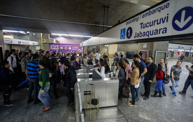 A seis días del Mundial, policía lanza gases contra huelguistas en metro de Sao Paulo