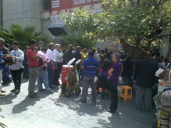 Personas hacen cola para presentarse en el Palacio de Justicia #12J (Foto)