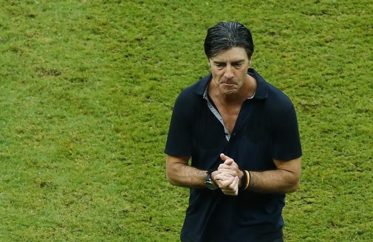 Lo hizo otra vez: Captaron a Joachim Löw oliéndose los dedos después de chequear sus axilas (VIDEO)