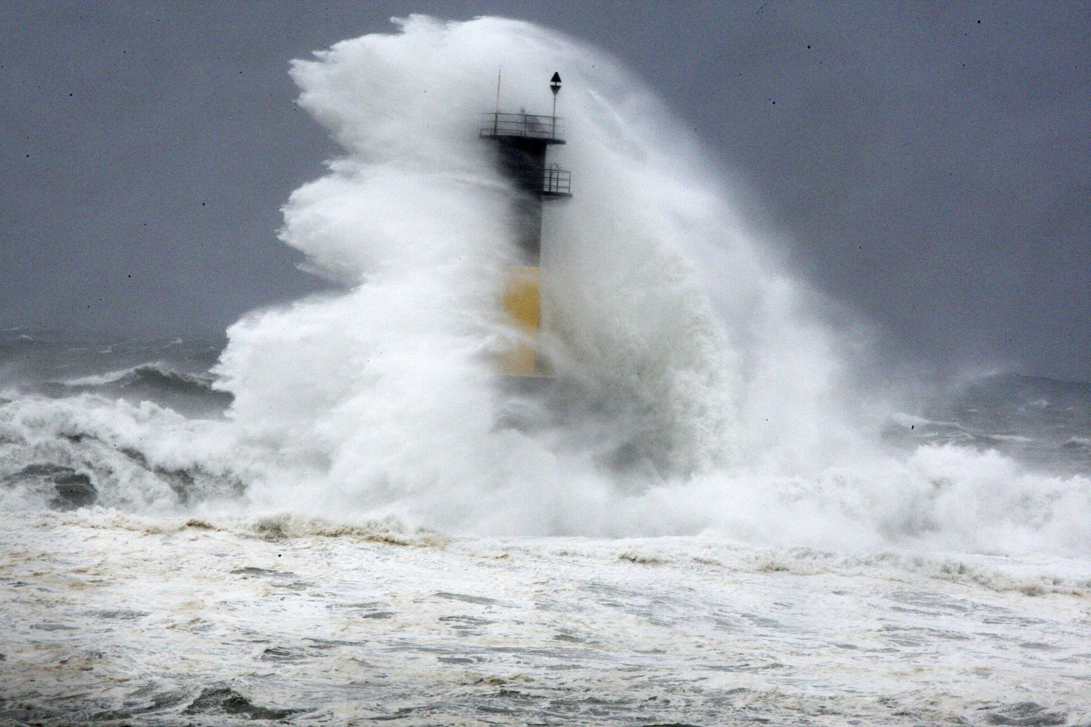 El tifón Neoguri causó tres muertos y 49 heridos