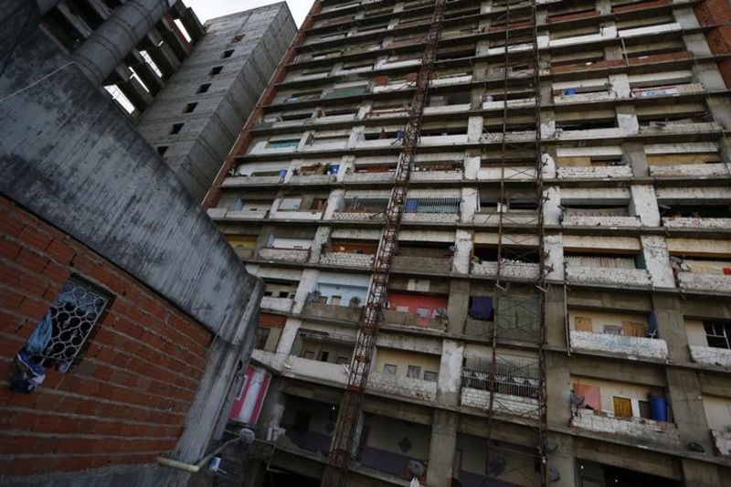 Vecinos de La Candelaria aseguran estar aliviados por desalojo de la Torre de David