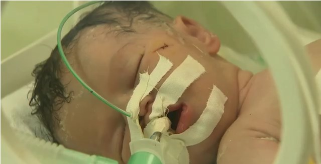 Niña nace de una mujer muerta en Gaza (Video)