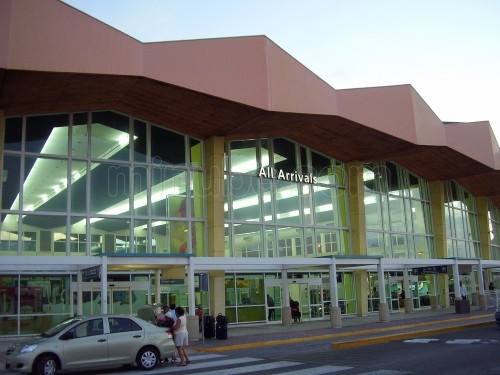 Medio millar de venezolanos en el limbo, varados y desalojados de aeropuerto de Aruba