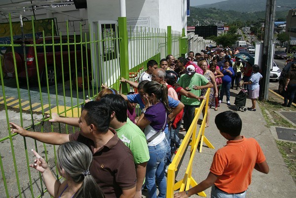 Regresan las colas en los supermercados de San Cristóbal