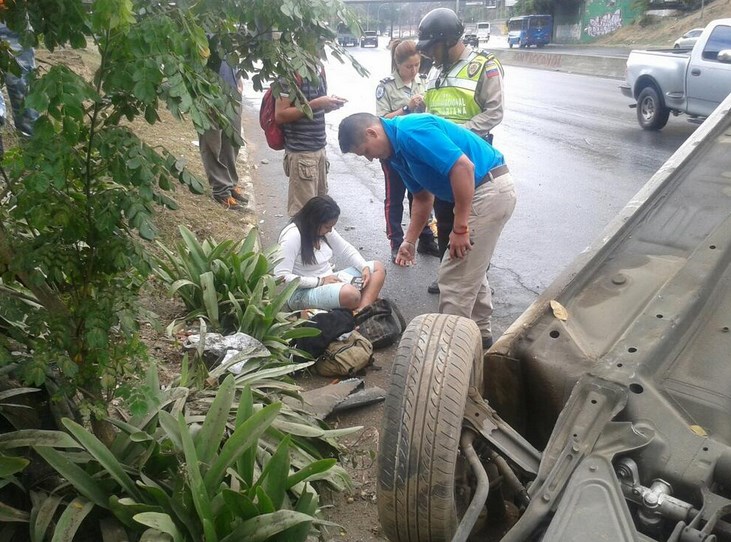 Carro volteado en la autopista Prados del Este (Fotos)