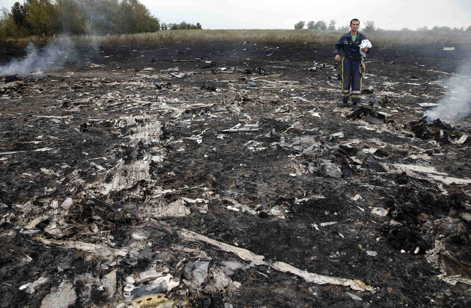 Decenas de cuerpos yacen en el campo donde cayó el avión malasio (Fotos)