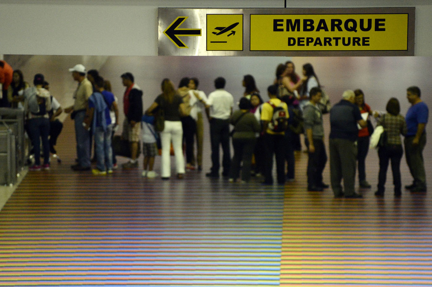 Viajeros consternados por recorte de divisas