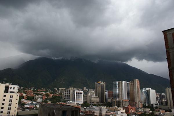 Pronostican cielo nublado con lluvias dispersas al sur y en los andes del país