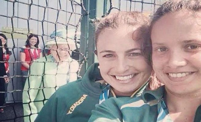 La Reina de Inglaterra sabotea una selfie de dos atletas (Fotos)