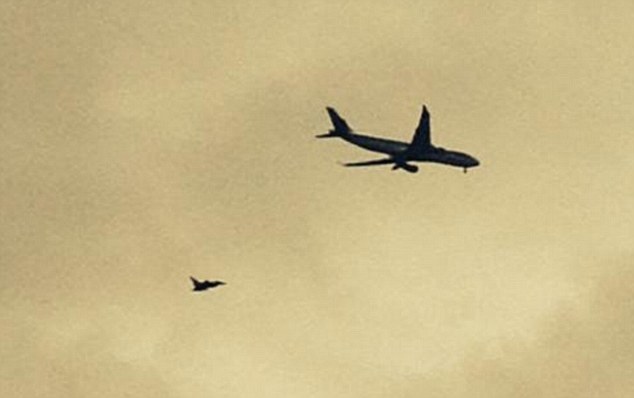 Avión aterriza en Manchester escoltado por un caza por alerta de bomba (Fotos)