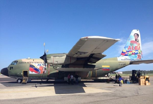 Rotulado como de la ALBA parte avión de la FAV rumbo a Gaza (fotodetalle)