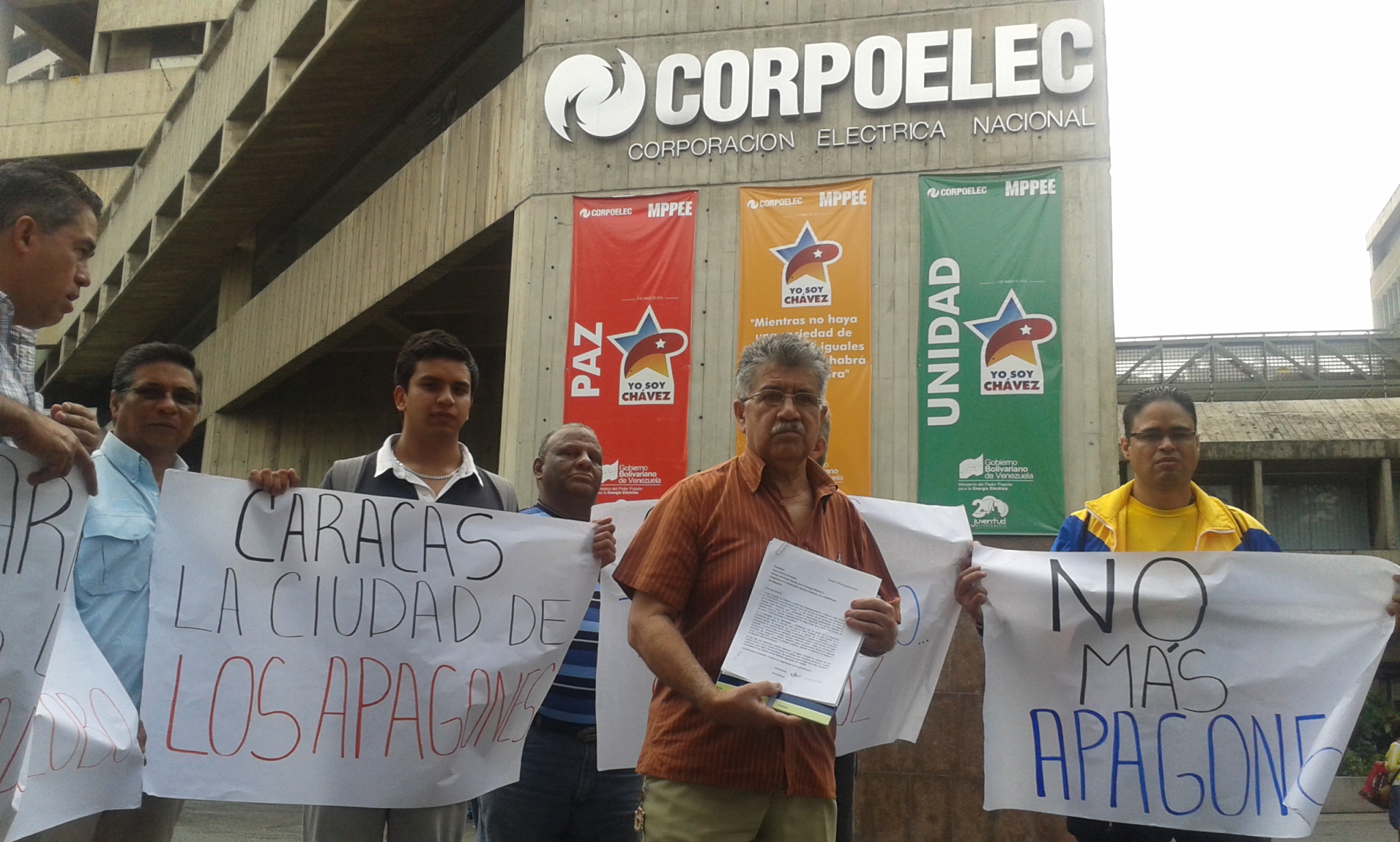 Vecinos protestan contra los apagones en Caracas