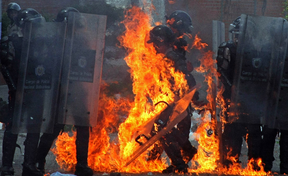 Lacrimógenas y molotov: Volvieron las protestas callejeras a San Cristóbal y Caracas