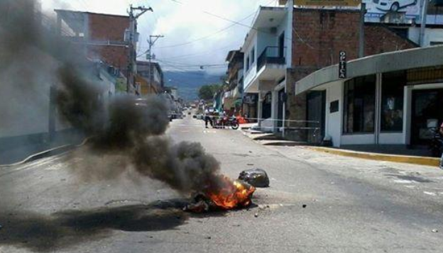 Reportan heridos tras enfrentamiento en la Ucat (Fotos)