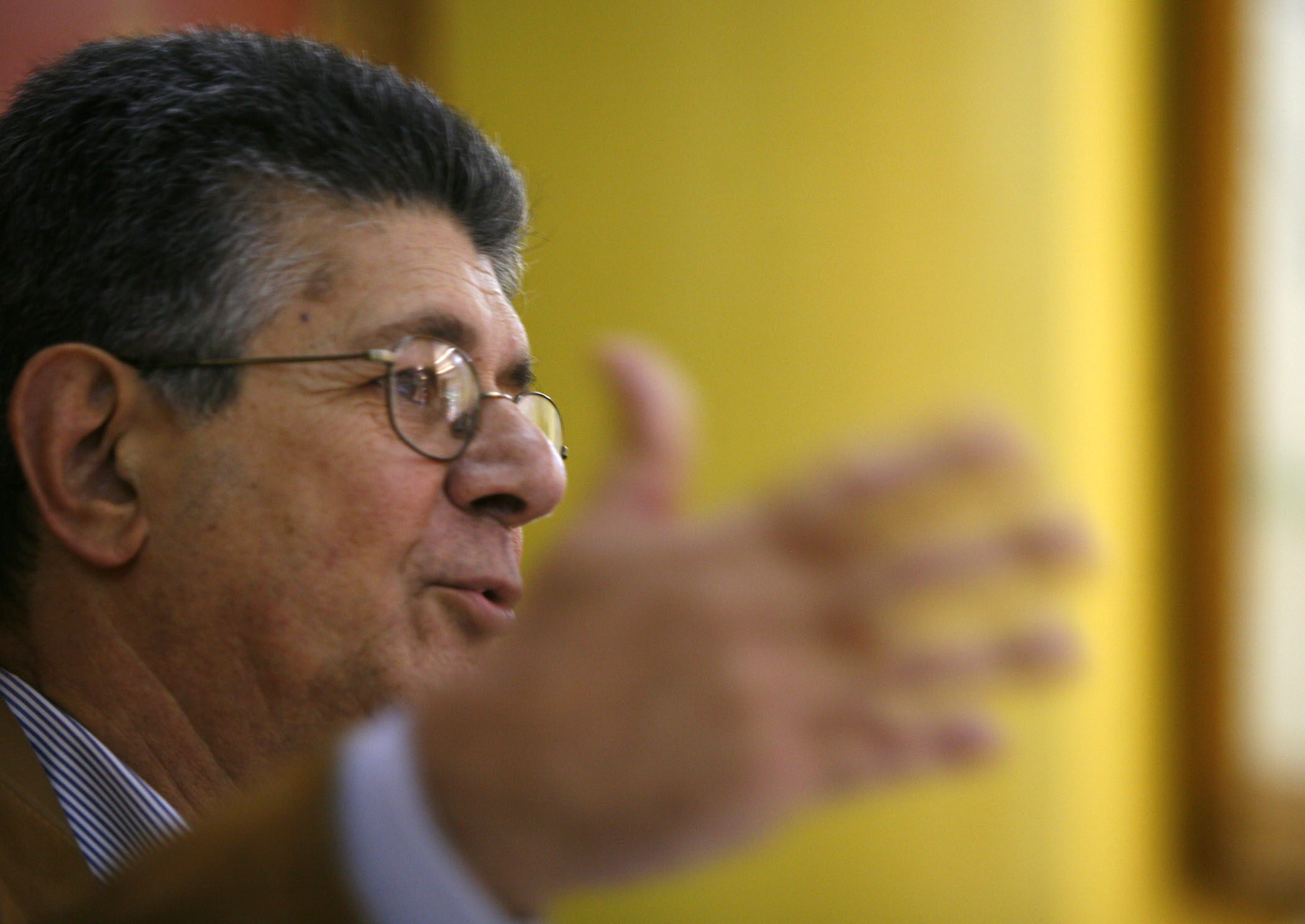 Retienen a Henry Ramos Allup en Maiquetía