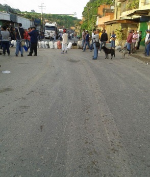 Trancan por segundo día la Petare-Santa Lucía (Fotos)