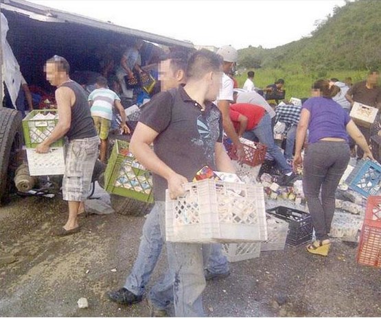 Saquean otra gandola volcada en la ARC #15Ago (Foto)